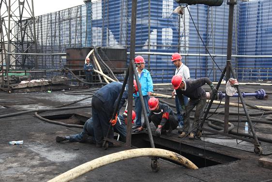 哪里有施工，哪里就有安全。安全环保部副部长李传成、安全员任吉龙在现场查抄。