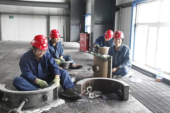 离心压缩机的检建是一项精密而又繁沉的工作。检建车间工作人员和造氢车间姬智裕等在算帐设备零件。