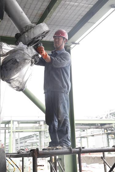 检建车间李冰在算帐设备人孔