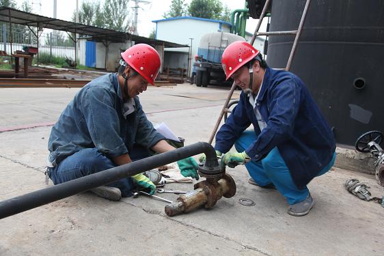 公用车间李泽、韩登国在检建安全阀
